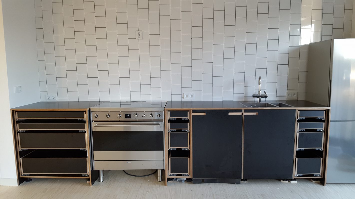 Zwarte keuken met gefreesde grepen Deuvel Design